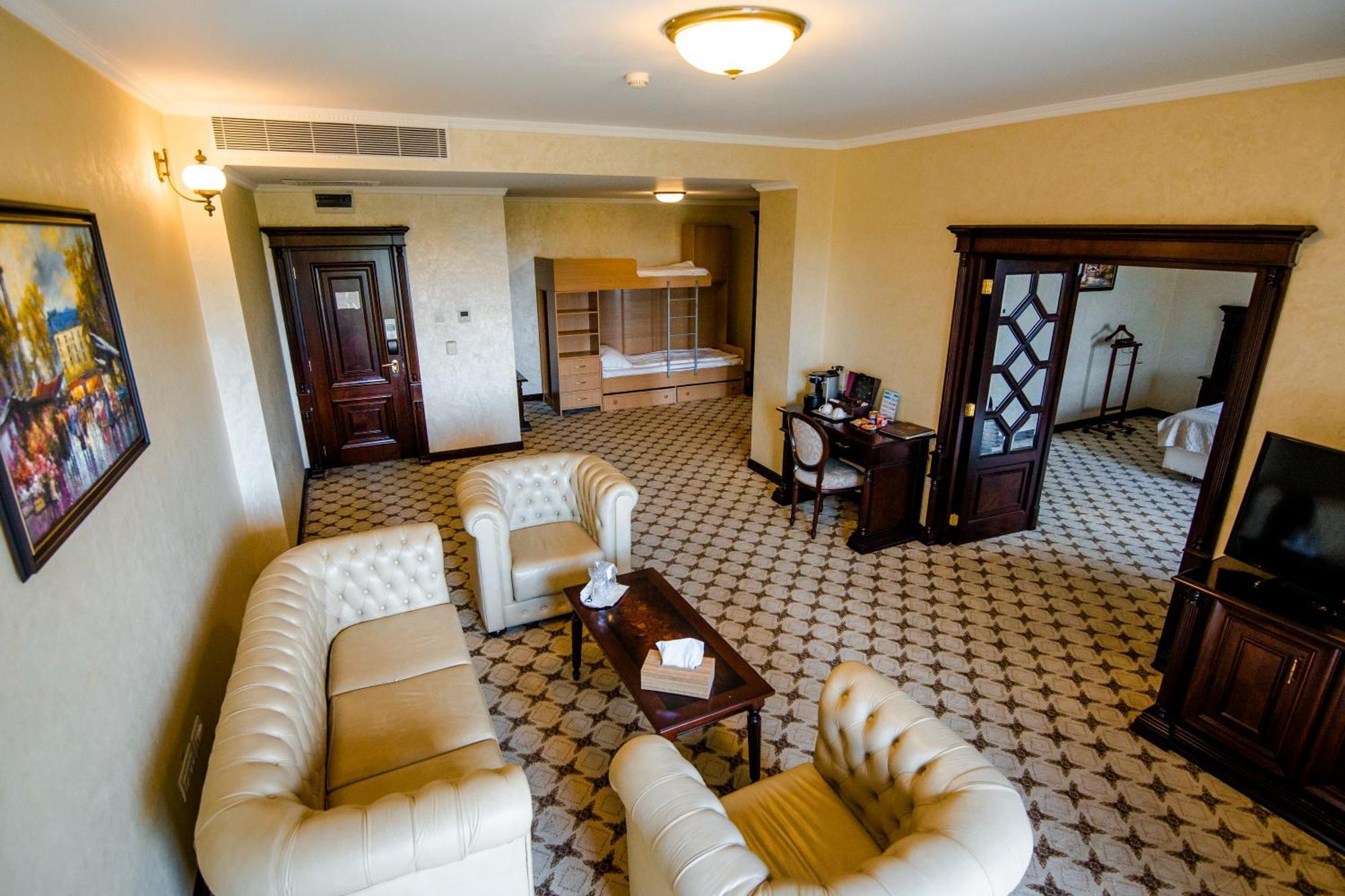 Hotel Golden House Craiova Quarto foto